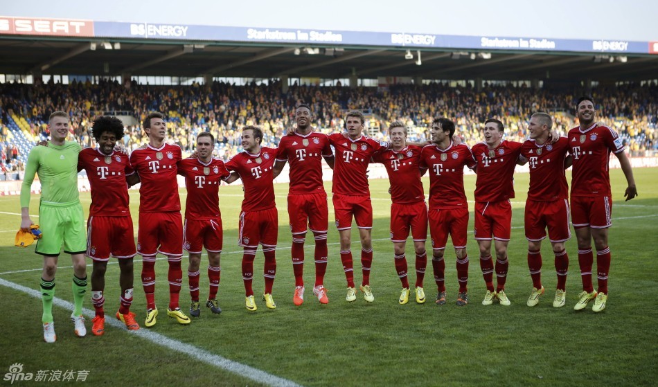 皇马本泽马梅开二度助球队获胜