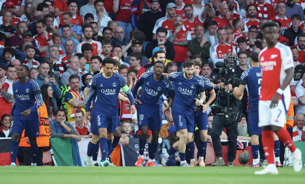 齐达内现身看台观战二儿子卢卡代表阿尔及利亚的非洲杯首秀（齐达内到场观战，见证次子卢卡代表阿尔及利亚完成非洲杯首秀）