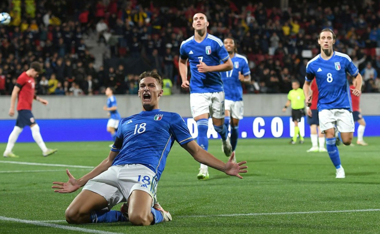 跟队：曼联认为仍具备竞争力签塞门约，球员对加盟持开放态度（队记：曼联自信仍具竞争力引进塞门约，球员对加盟持开放态度）