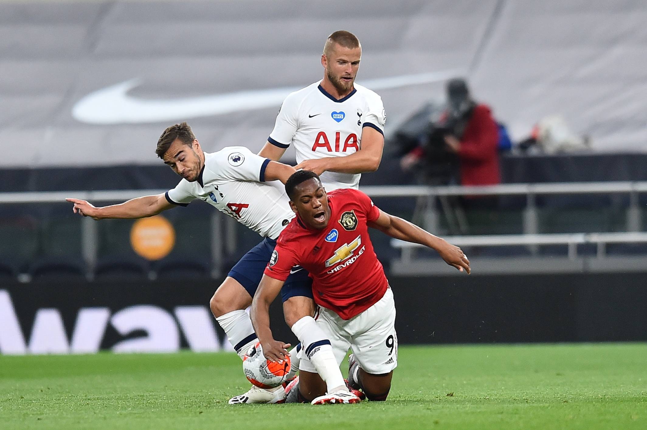 40岁前曼城队长费尔南迪尼奥自宣退役，球员生涯23年赢得30冠