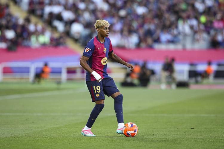 拓记：克林根争抢篮板后一瘸一拐走向替补席，赛前左小腿就有挫伤