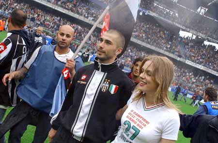 欧冠半场：里奥斯乱战破门，本菲卡暂1-0那不勒斯（欧冠半场：里奥斯混战建功，本菲卡暂以1-0领先那不勒斯）