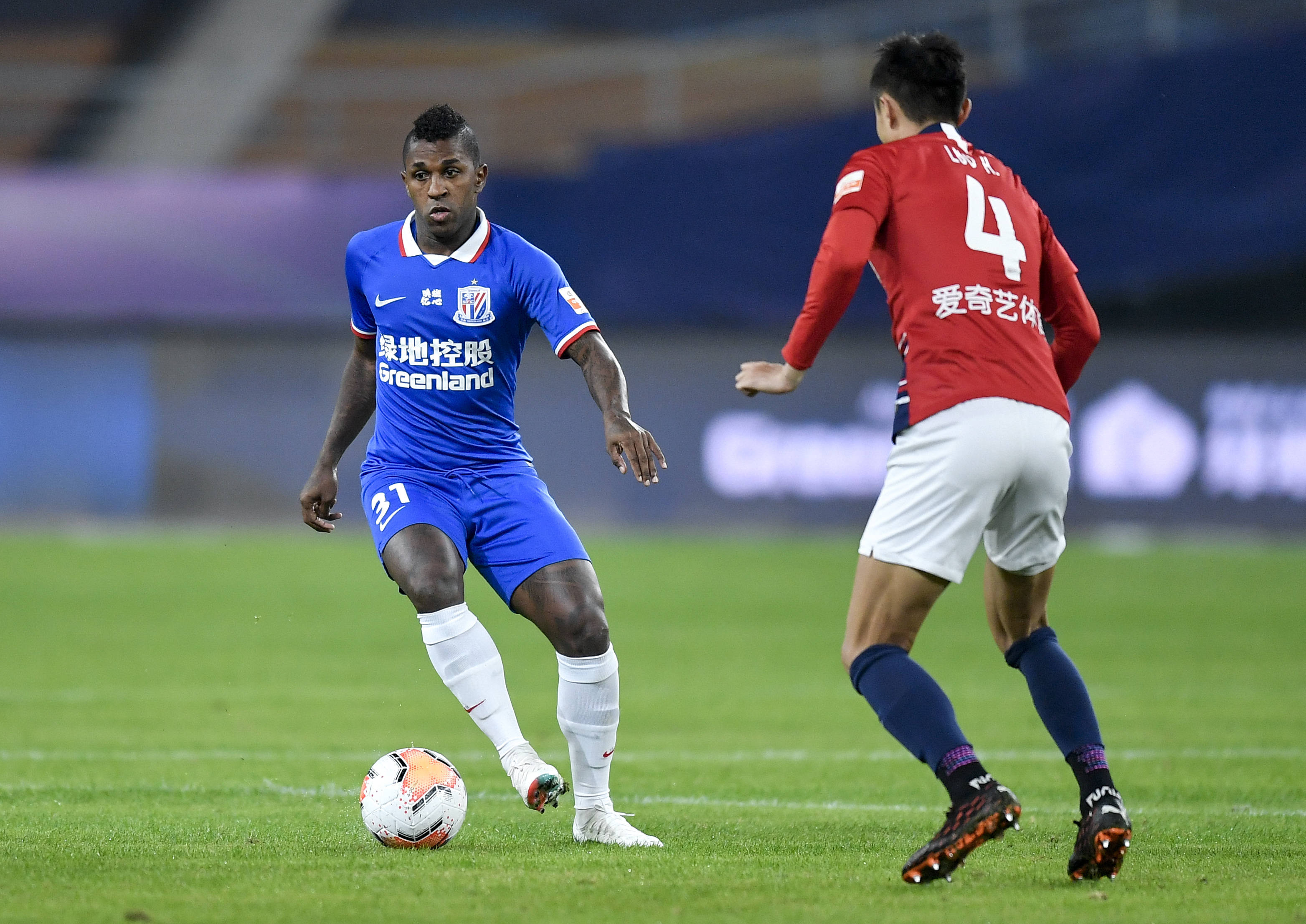 英超战报：罗杰斯双响，库尼亚破门难救主，维拉2-1曼联（英超焦点战：罗杰斯梅开二度，库尼亚破门难救主，阿斯顿维拉2-1力克曼联）