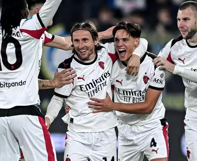 足球意大利名帅重返教练席，引全球媒体关注（意大利足坛名帅回归执教，全球媒体聚焦）