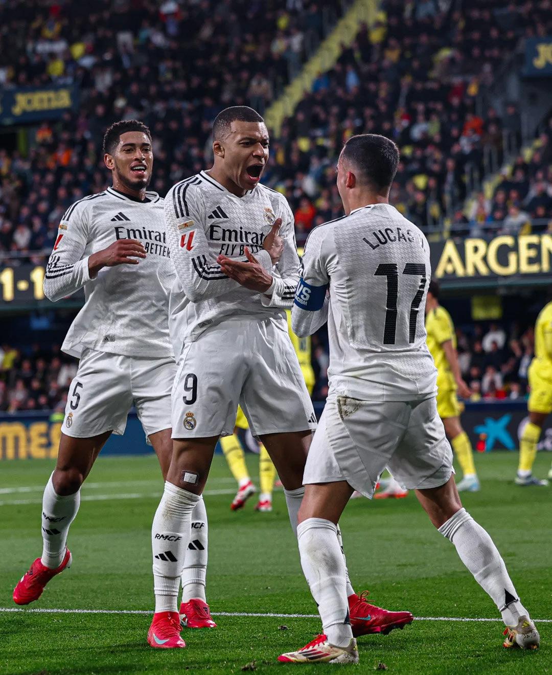 温馨！安东尼晒与孩子共度圣诞照片：圣诞快乐（暖心！安东尼晒与子女同庆圣诞合影，送上节日祝福）