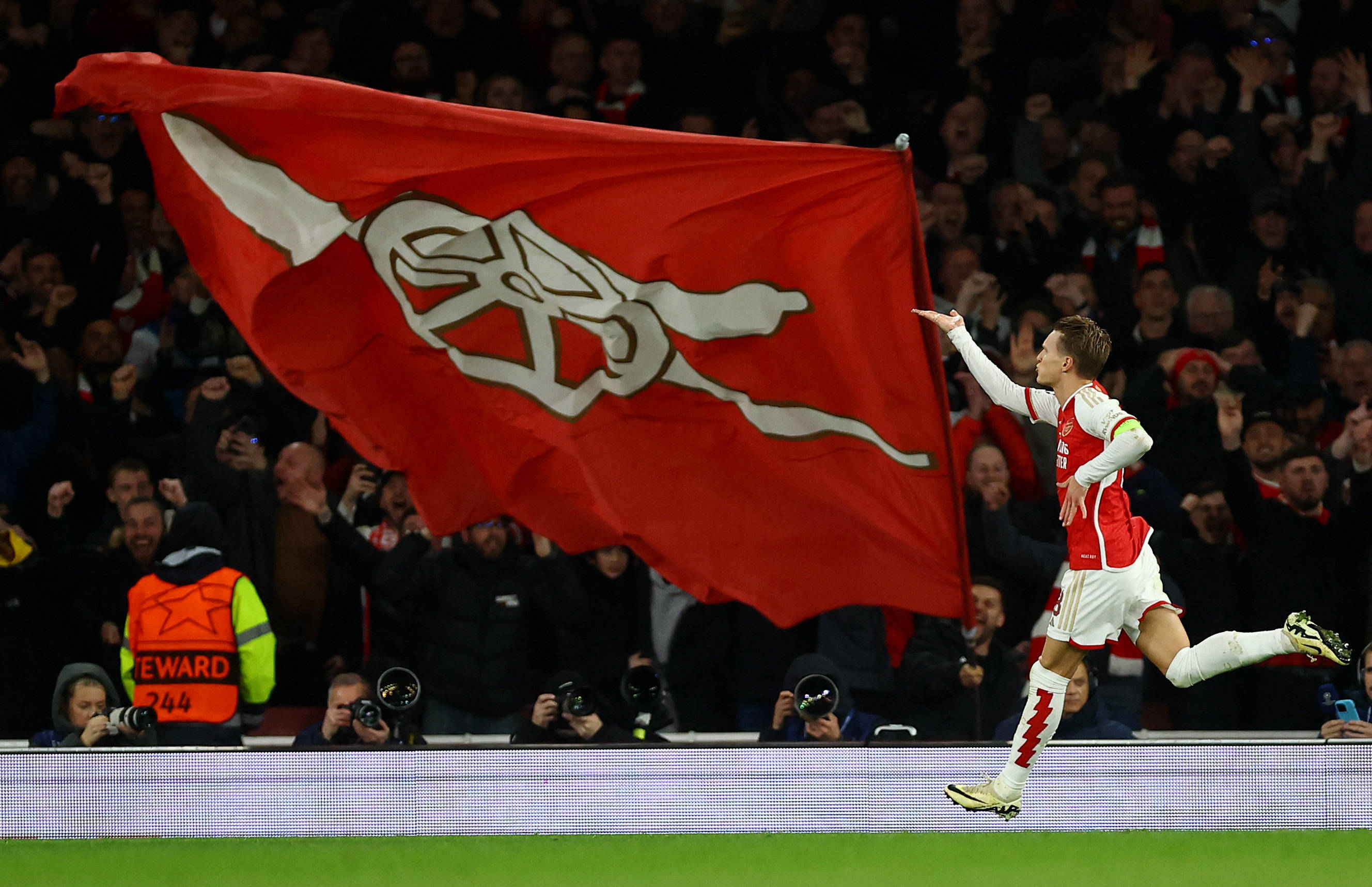 珀斯光荣vs西悉尼流浪者首发：巴巴洛塞斯领衔！塔加特、库尔在列