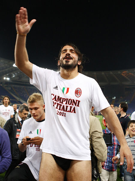 摩根：梅西最近也做了类似的肘击动作，却没人采取任何行动