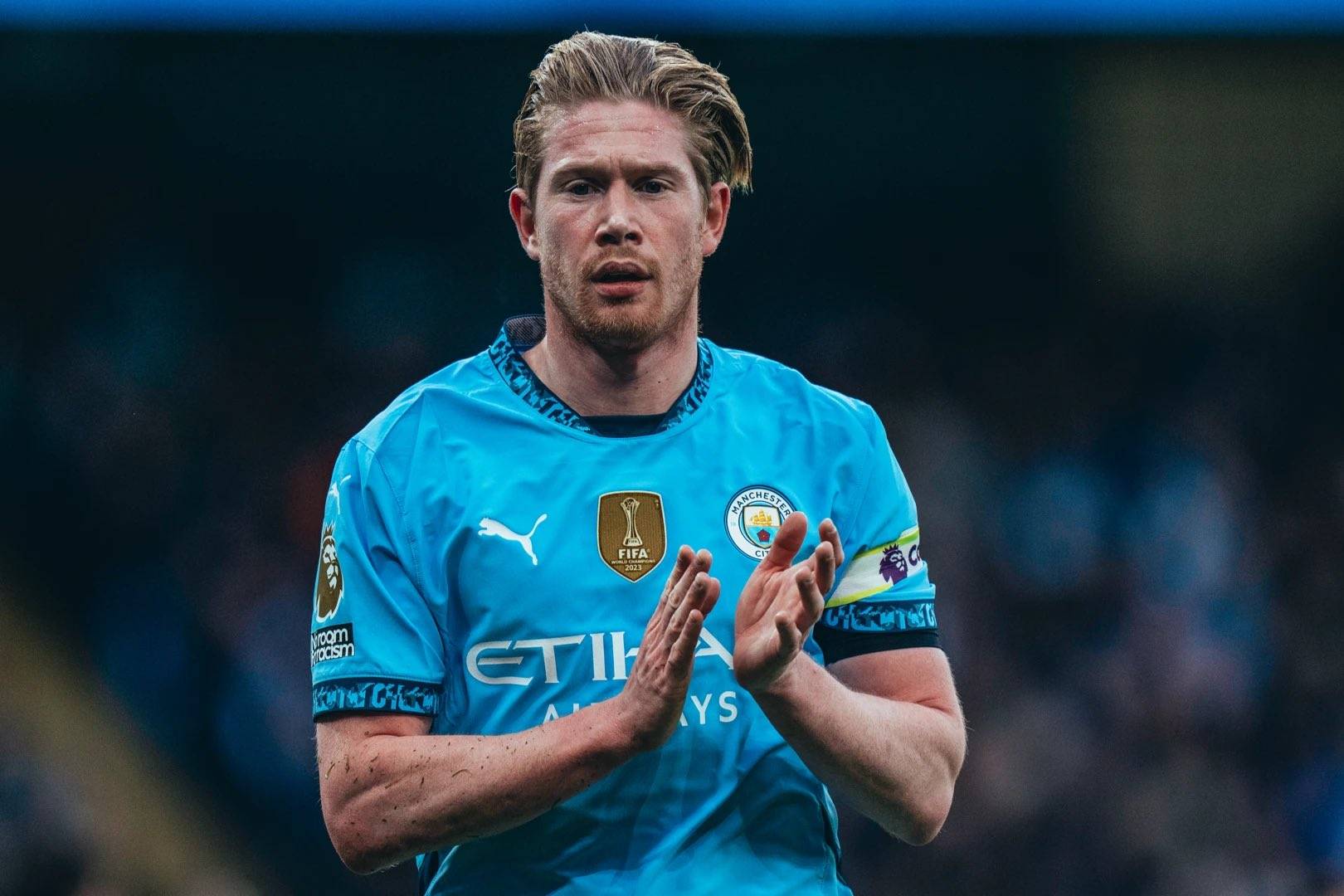 养老？不存在！40岁永动机累瘫了：触球101次 连续10轮狂奔90分钟