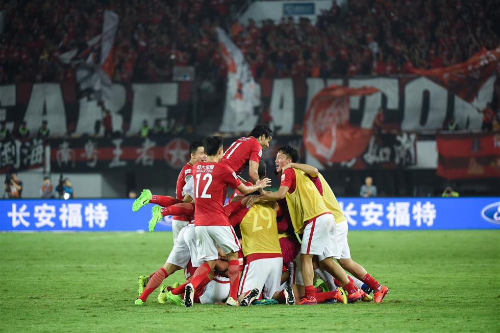 何宇鹏纪念捧杯： 一整季的重量都化为光芒，只为这一次触碰