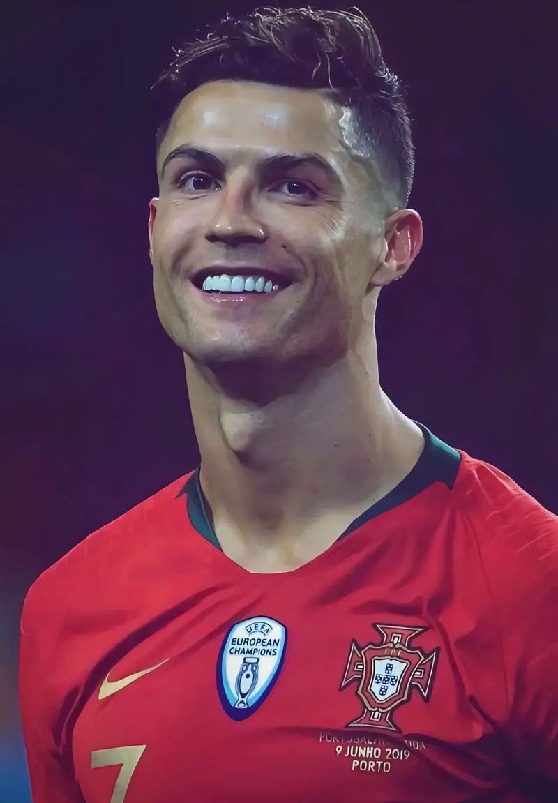 科里纳：正讨论足球中教练喊暂停的可能性，努力寻找解决方案（科里纳：探讨在足球比赛引入教练暂停，正积极寻求可行方案）