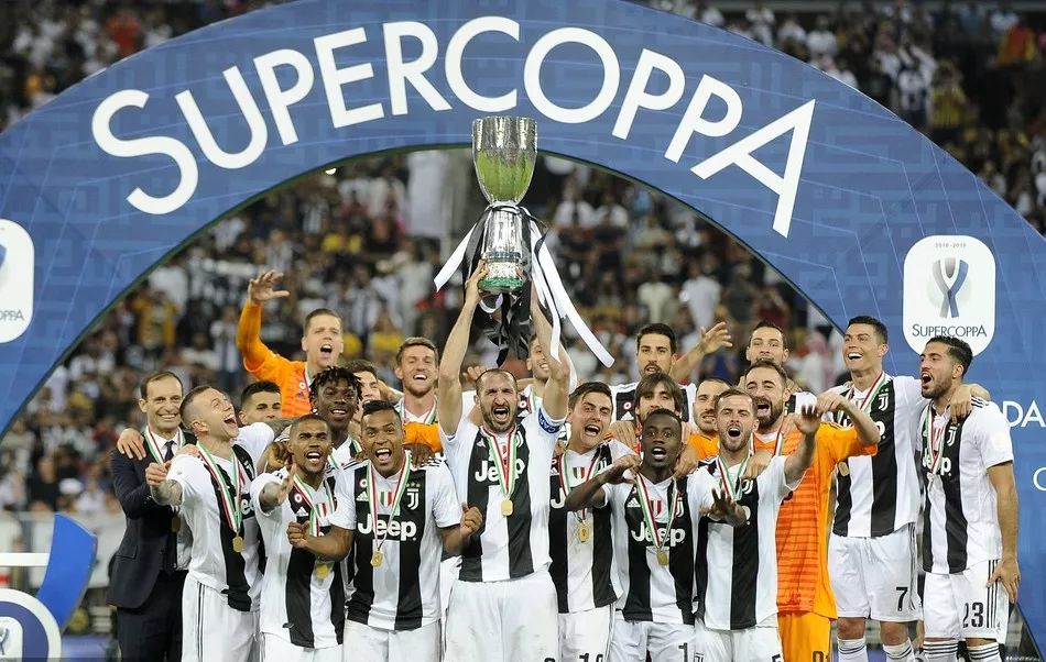 浙江男篮以55-54战胜深圳男篮，约翰逊和兰道夫贡献关键得分，浙江内线优势明显，深圳末节发力缩小分差，但最终惜败。